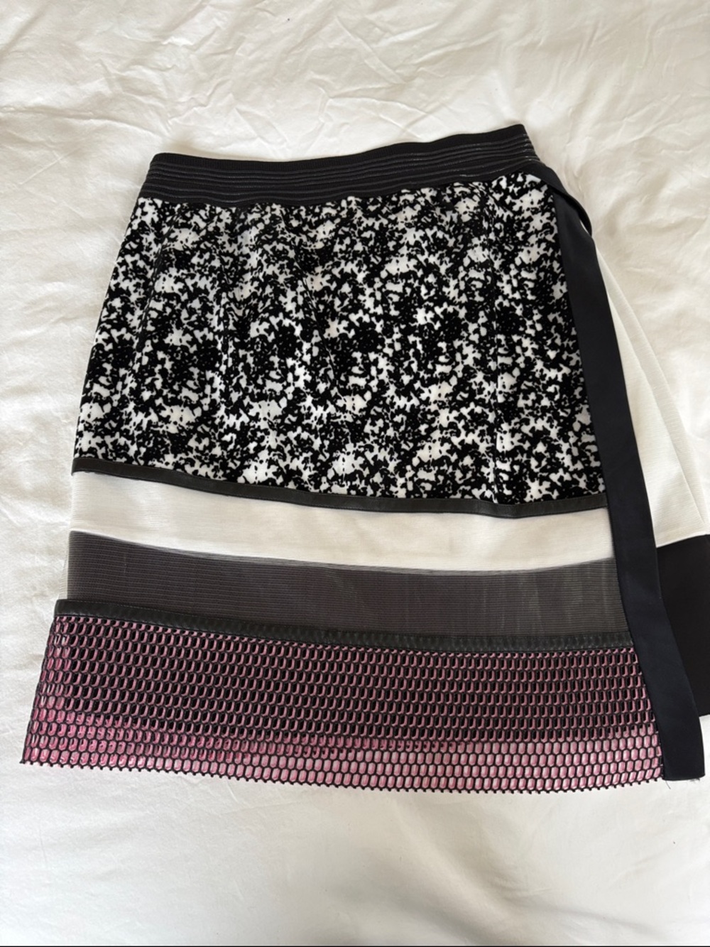 Ohne Titel Black, White & Pink Mixed-Texture Asymmetrical Skirt side zip - Picture 2 of 4